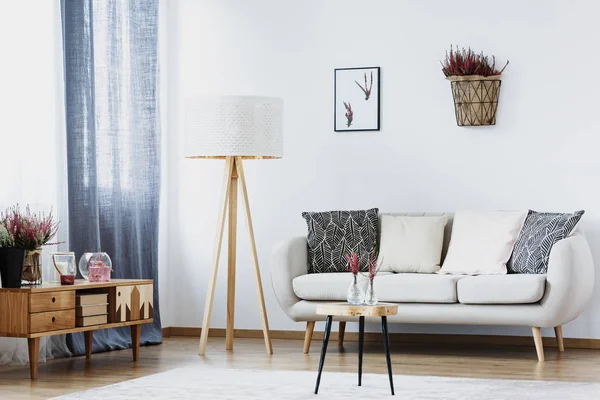 Gemusterte Kissen Auf Sofa Holzschrank Und Lampe Hellen Wohnzimmerinnenraum Mit — Stockfoto