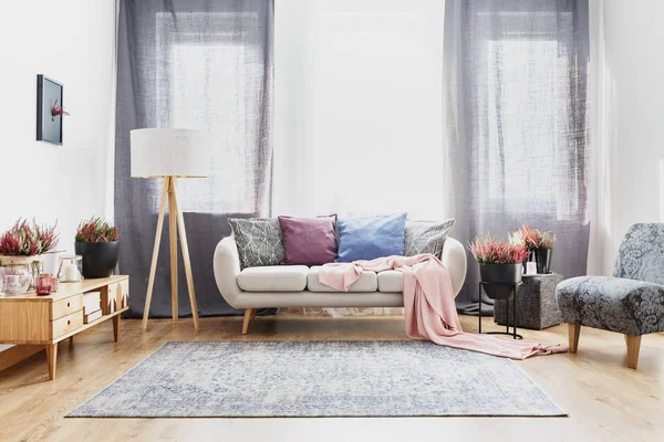 Cortinas Grises Detrás Del Sofá Con Almohadas Colores Amplio Salón — Foto de Stock