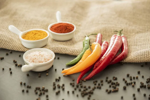 Baharat ve renkli biber peppercorns tablo. Gıda düzenleme