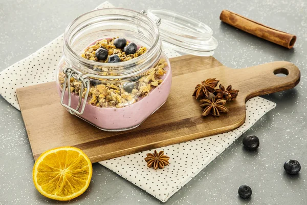 Frasco Com Muesli Bagas Iogurte Uma Tábua Corte Cercada Por — Fotografia de Stock