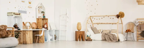 Panoramafoto Eines Kinderzimmers Mit Holzmöbeln Hausbett Hocker Und Wandaufklebern — Stockfoto