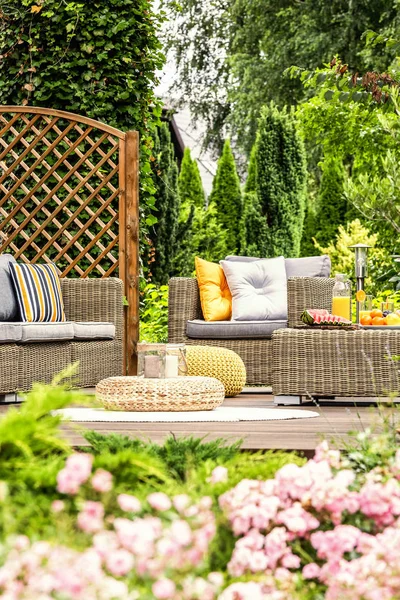 Almohadas Sofá Ratán Terraza Madera Con Puf Jardín Foto Real — Foto de Stock