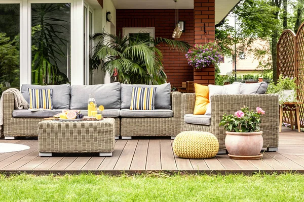 Puf Amarillo Flores Junto Muebles Jardín Ratán Terraza Madera Una — Foto de Stock