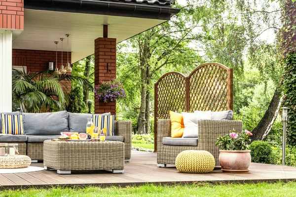 Rotan Tuinmeubelen Met Grijze Kussens Tabel Met Fruit Een Terras — Stockfoto