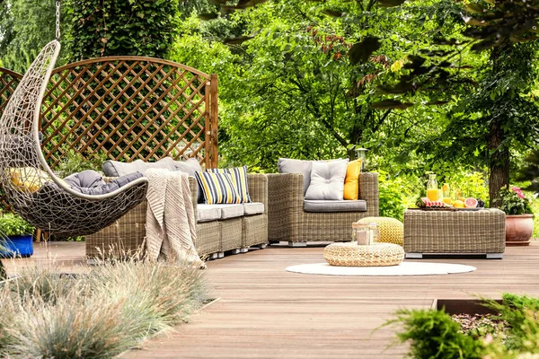 Veranda Legno Con Mobili Rattan Comoda Altalena Alberi Sullo Sfondo — Foto Stock