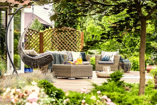 Rattan Bahçe Mobilyaları Ahşap Teras Evin Sandalyeye Asılı Gerçek Fotoğraf — Stok fotoğraf