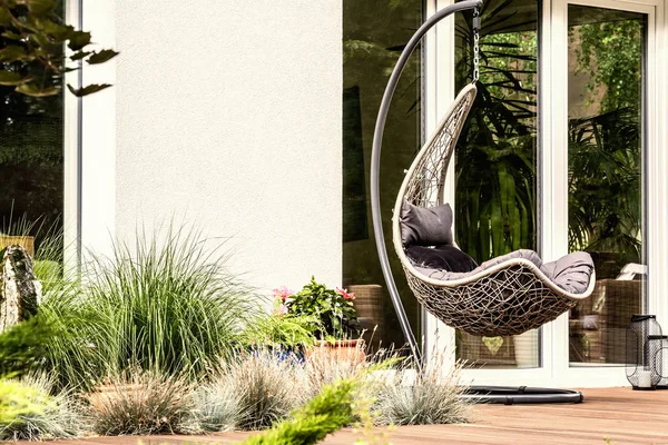 Piante Giardino Accanto Alla Sedia Appesa Sulla Terrazza Della Casa — Foto Stock