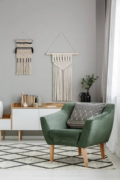 Foto Boho Vardagsrum Inredning Med Macrame Hänger Grå Vägg Bakom — Stockfoto