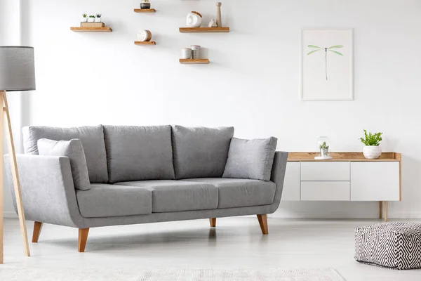 Einfaches Graues Sofa Neben Einem Weißen Schrank Wohnzimmerinterieur Mit Dekorationen — Stockfoto