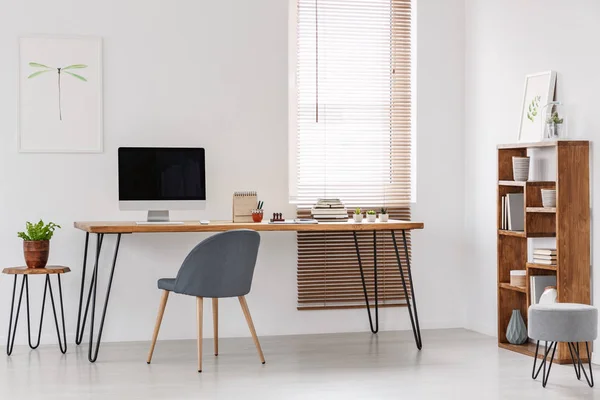 Natürliches Und Helles Büro Eines Start Unternehmens Mit Holzmöbeln Desktop — Stockfoto