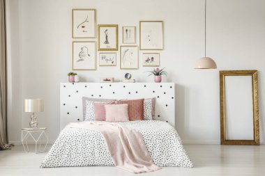 Pastel yatak odası iç boş altın çerçeve mockup Galerisi yukarıda yatak posterleri ile