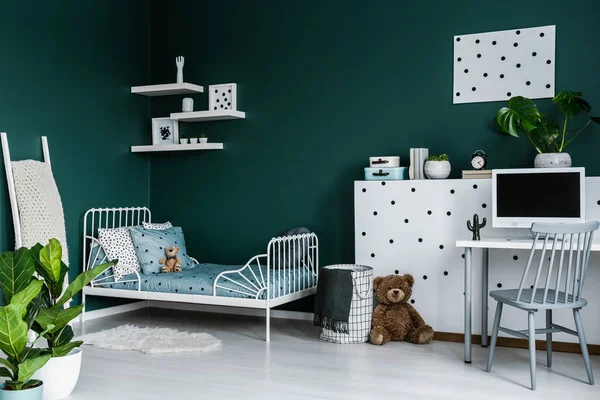 Plantas Cerca Cama Interior Del Dormitorio Del Niño Verde Con — Foto de Stock