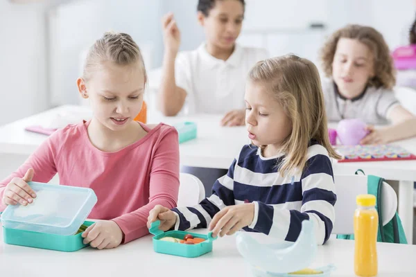 Imbiss Einer Kindergartenklasse Kinder Öffnen Ihre Mintfarbenen Brotdosen Mit Gesundem — Stockfoto