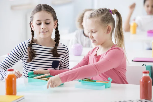 Meisjes Gezond Ontbijt Eten Kantine Van School — Stockfoto