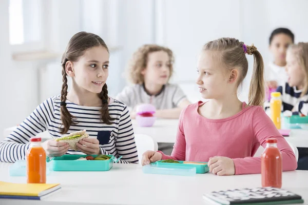 Vänner Äta Smörgåsar Medan Njuter Paus Matsalen — Stockfoto