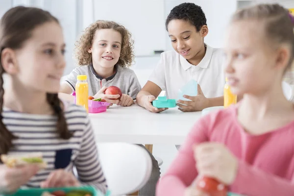 Lächelnder Junge Mit Apfel Und Seinem Afrikanisch Amerikanischen Freund Speisesaal — Stockfoto