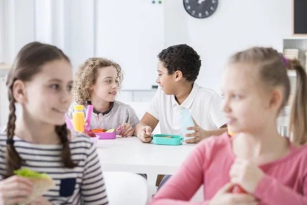 Dois Rapazes Fundo Falar Durante Pausa Para Almoço Sala Aula — Fotografia de Stock