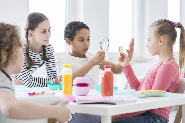 Ein Kleiner Junge Der Durch Ein Vergrößerungsglas Schaut Und Ein — Stockfoto