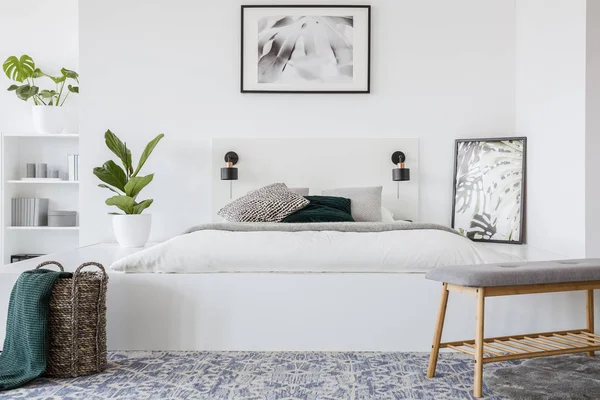 Véritable Photo Lit King Size Debout Dans Intérieur Chambre Blanche — Photo