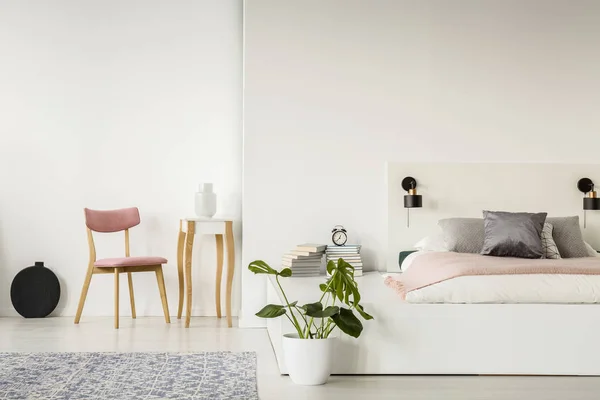 Cadeira Madeira Rosa Interior Quarto Branco Com Planta Lado Cama — Fotografia de Stock