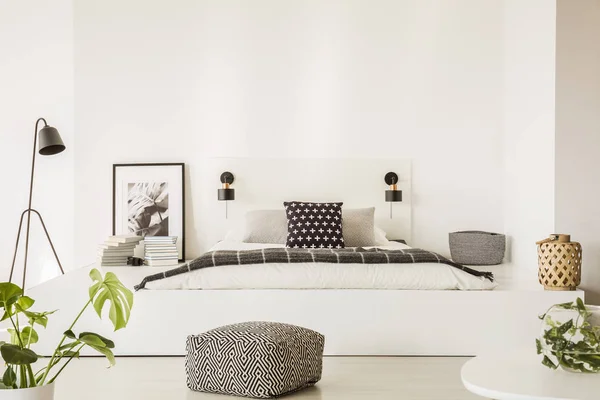 Patroon Poef Voor Witte Bed Lichte Slaapkamer Interieur Met Plant — Stockfoto