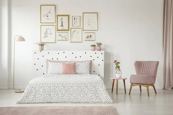 Vrouwelijke Slaapkamer Interieur Met Witte Muren Polka Dot Beddengoed Roze — Stockfoto