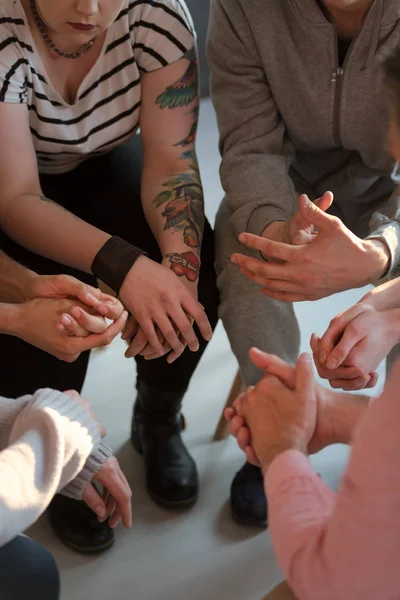 Jonge Mensen Met Tatoeages Zitten Een Cirkel Tijdens Bijeenkomst Van — Stockfoto