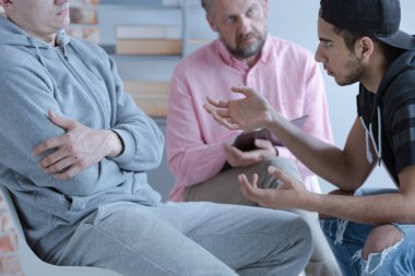 İspanyol adam agresif gençlik için tedavi sırasında arkadaş ile sorun çözme