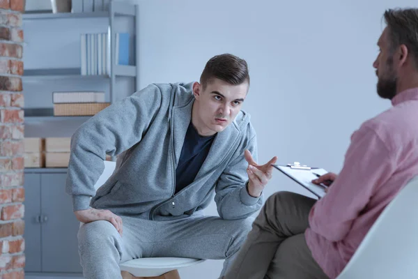 Agressieve Jonge Man Psychotherapeut Tijdens Therapie Voor Opstandige Mensen — Stockfoto