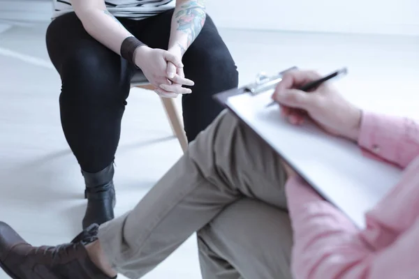 Nahaufnahme Eines Schwierigen Teenagers Mit Tätowierung Während Der Therapie Mit — Stockfoto