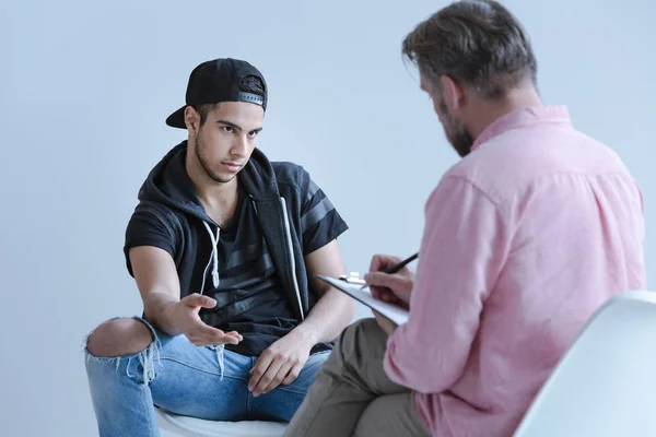 Homem Espanhol Rebelde Conversando Com Psicólogo Profissional Durante Reunião — Fotografia de Stock