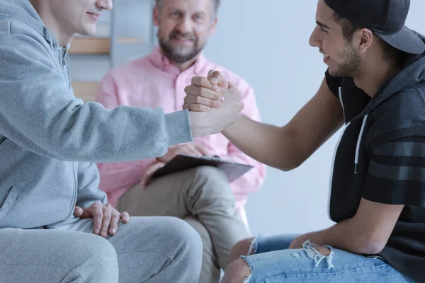 Twee Jonge Man Bedrijf Handen Als Een Gebaar Van Vriendschap — Stockfoto