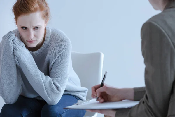 Mujer Joven Triste Con Trastornos Alimenticios Durante Encuentro Con Psicoterapeuta — Foto de Stock