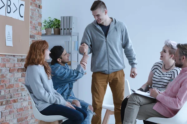 Dos Chicos Tomados Mano Sonriendo Una Reunión Grupo Apoyo — Foto de Stock