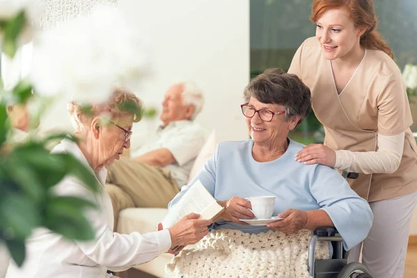 Dos Pensionistas Mayores Disfrutando Tiempo Libre Juntos Dentro Hogar Ancianos —  Fotos de Stock