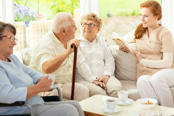 Theetijd Voor Senioren Zittend Een Bank Een Gemeenschappelijke Ruimte Van — Stockfoto