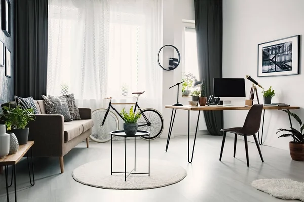 Helles Wohnzimmer Mit Sofa Mit Kissen Fahrrad Unter Dem Fenster — Stockfoto