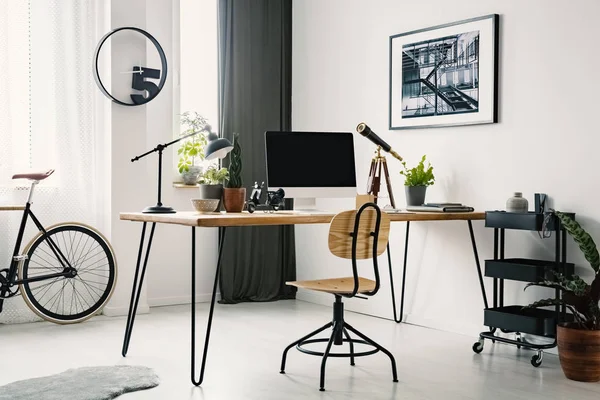 Holzstuhl Schreibtisch Mit Desktop Computer Hellen Arbeitsbereich Innenraum Mit Fahrrad — Stockfoto