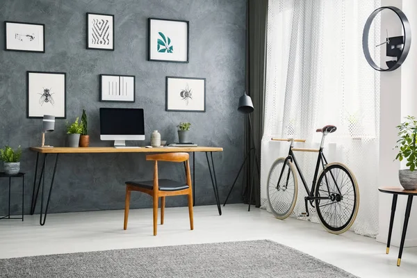 Bicicleta Junto Silla Madera Escritorio Interior Gris Oficina Casa Con —  Fotos de Stock