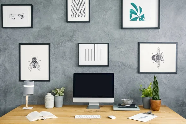 Holztisch Mit Leerem Monitor Tastatur Lampe Frischen Pflanzen Und Notizbüchern — Stockfoto
