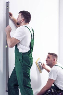 İnşaat ekibi birlikte bir Sıva Malası ve kontur kullanarak çalışma