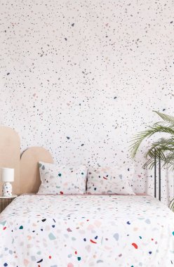 Desenli minder ve modern yatak odası iç lamba ve bitki ile yatakta sayfalarda. Gerçek fotoğraf