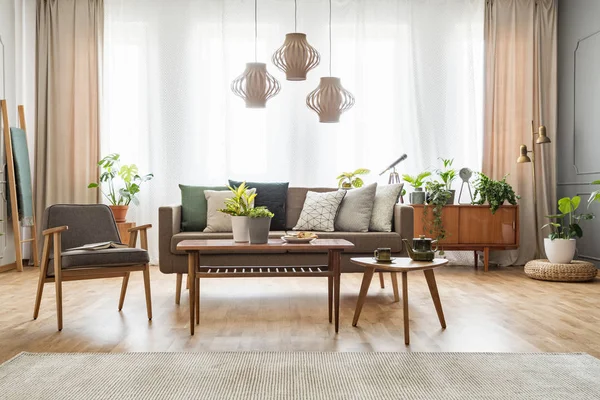 Sillón Gris Junto Mesa Madera Sofá Con Cojines Interior Plano — Foto de Stock