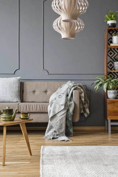 Decke Auf Sofa Modernen Wohnzimmer Interieur Mit Holztisch Und Grauer — Stockfoto