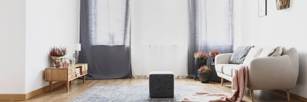 Tirai Abu Abu Ruang Tamu Interior Cerah Dengan Kantong Karpet — Stok Foto