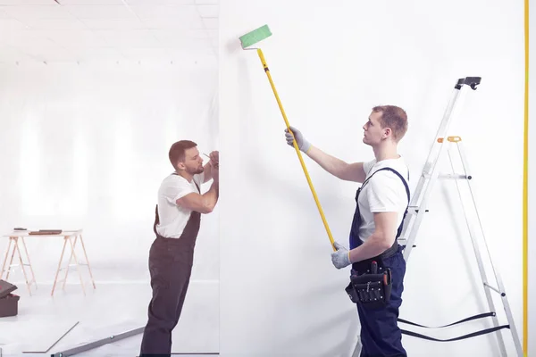 Decorateurs Schilderen Een Muur Met Een Roller Tijdens Kantoor Renovatie — Stockfoto