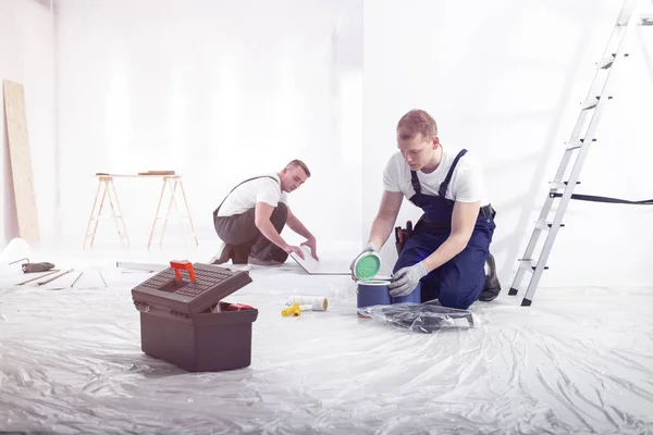 Renovering Arbetare Förbereda För Målning Rummet Och Installerar Ett Golv — Stockfoto