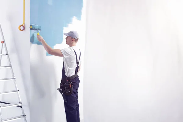 Decorator Wearing Overalls Painting Room Blue Place Your Graphic Empty — Stock Photo, Image