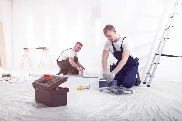 Home Renovation Crew Finishing White Interior Ladder Toolbox — Stock Photo, Image