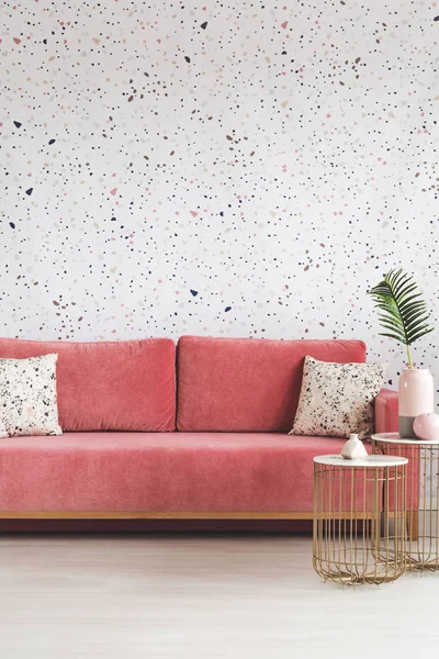 Modern oturma odası iç desenli yastıkları ile pembe Divan önünde altın tablo. Gerçek fotoğraf